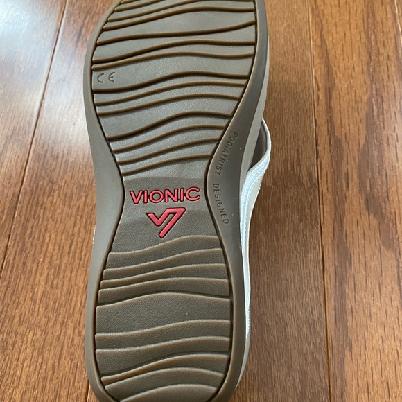 Vionic sandals cream size 6 - Picture 3 of 3